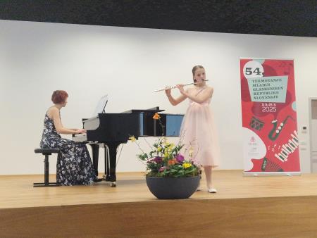 Flavtistka Julija Bizjak ob spremljavi Katarine Menegatti